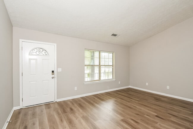 Photo - 580 Tarragon Wy SW