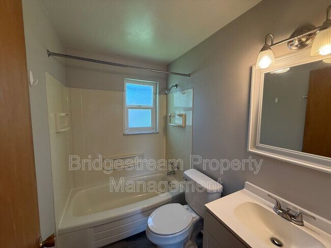 Photo - 92 W Franklin St