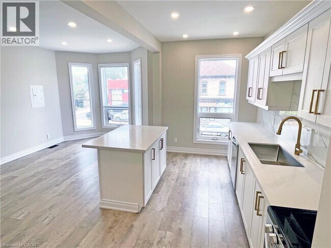 Photo - 360 Cannon St E