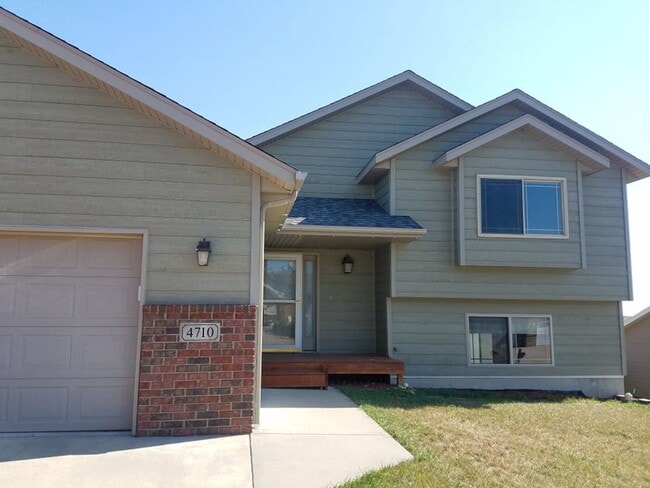 Building Photo - Beautiful split level home in north Rapid City.