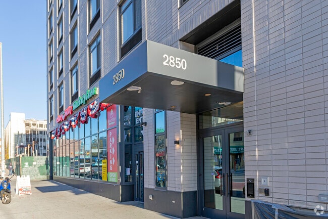 Entrada - 2850 Webster Ave