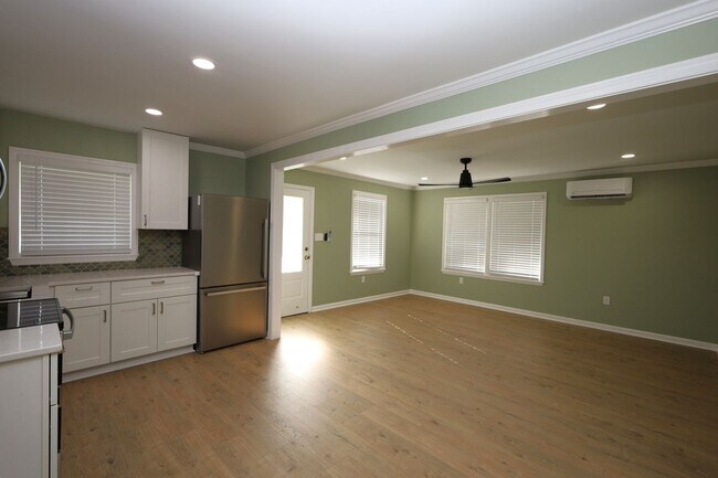 Photo - 308 E Jane St Unidad B