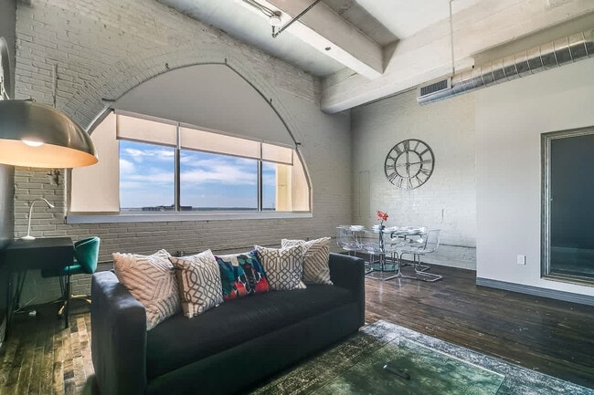 Building Photo - 500 S Ervay St Rental