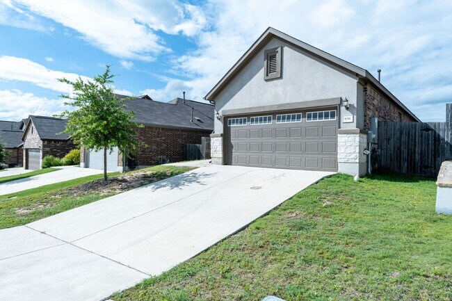 Photo - 838 Pepperbark Loop