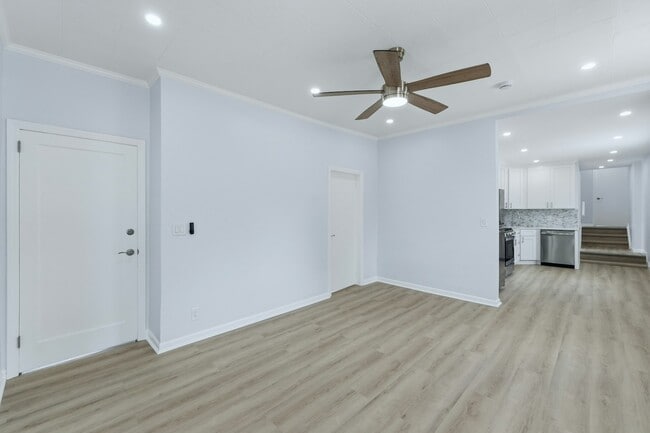 Building Photo - 547 42nd St Unit 2
