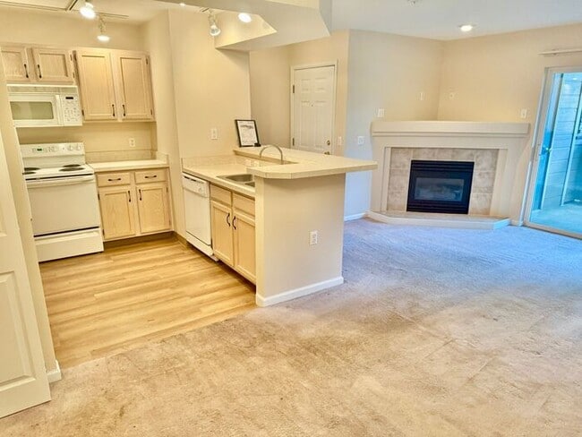 Building Photo - Cozy Two Bed/Two Bath Condo in Convenient ...