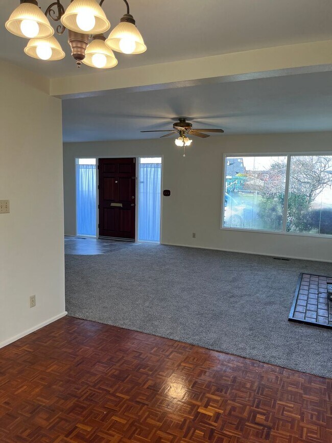 Sunny 2/1 Eureka House with a Fantastic Yard! House Rental in Eureka