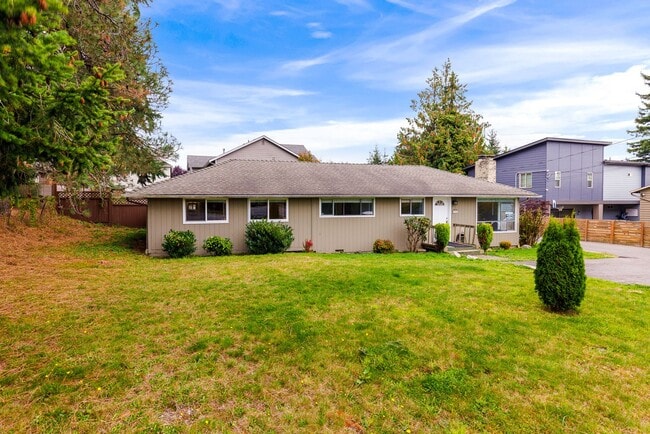 Photo - Lynnwood 4 Bedroom Rambler - Huge Lot and Storage Shed - NO CARPETS