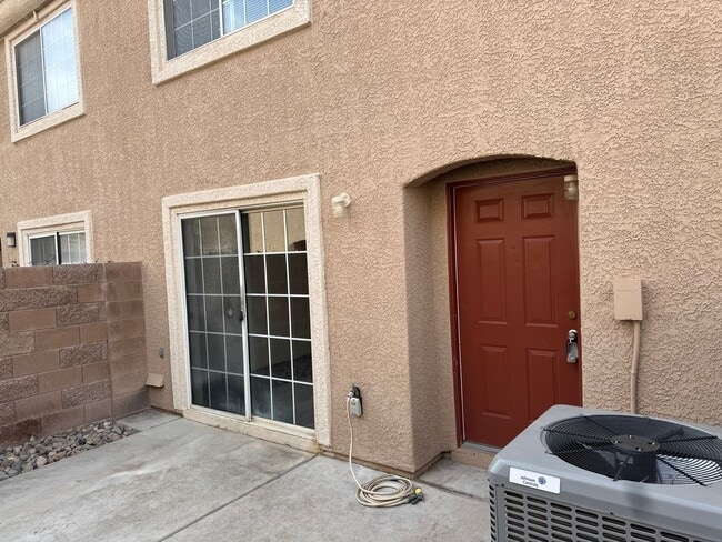 Photo - Awesome Three bedroom 2 1/2 townhouse in a...
