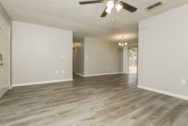 Photo - 5227 Grace St E