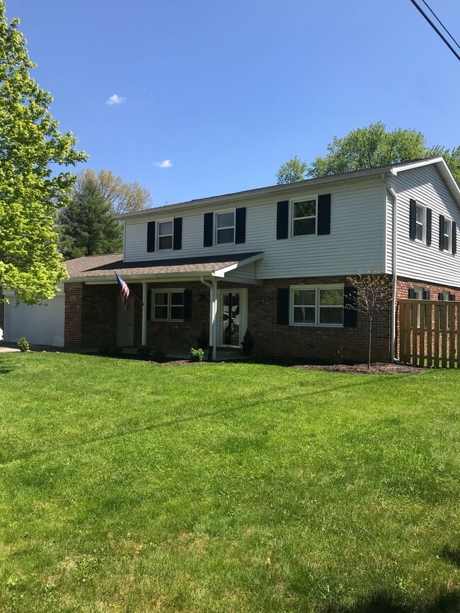 Photo - Beautiful home located in Sycamore Knolls!