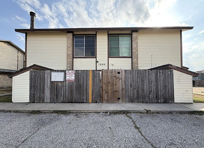 Building Photo - 1202 Covey Ln Unit #D Rental