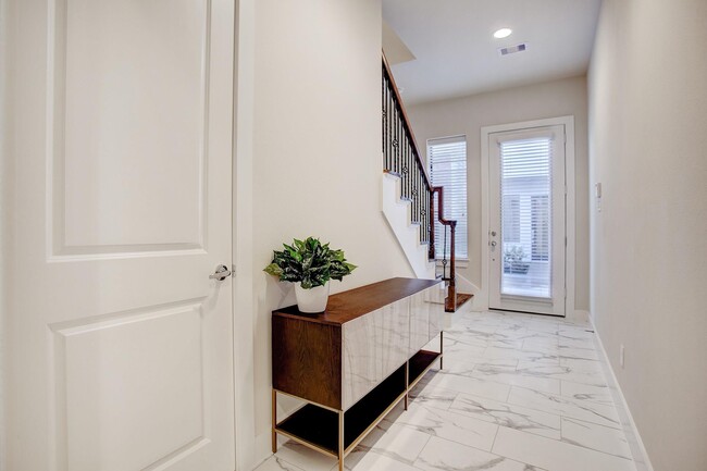 Spacious entry - 2926 Alice St Unit Alice Park