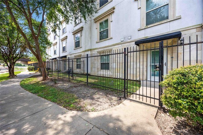 Building Photo - 3501 Chenevert St Unit 3 Rental