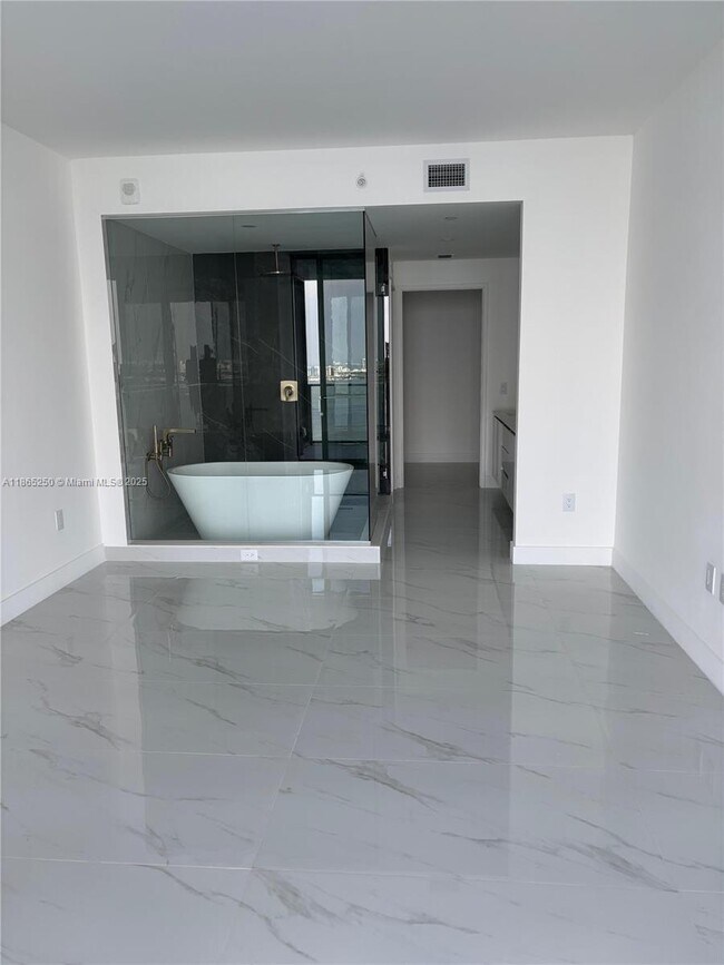 Photo - 700 NE 24th St Unidad 3705