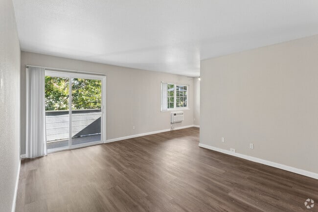 1BR, 1BA - 683SF - Living Room