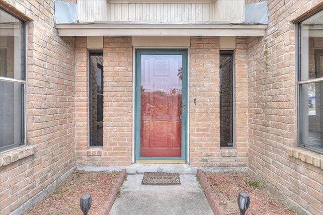 Photo - 985 Crossbill St