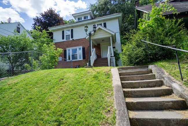 Building Photo - Available 8/1/26 - Single Family Home With...