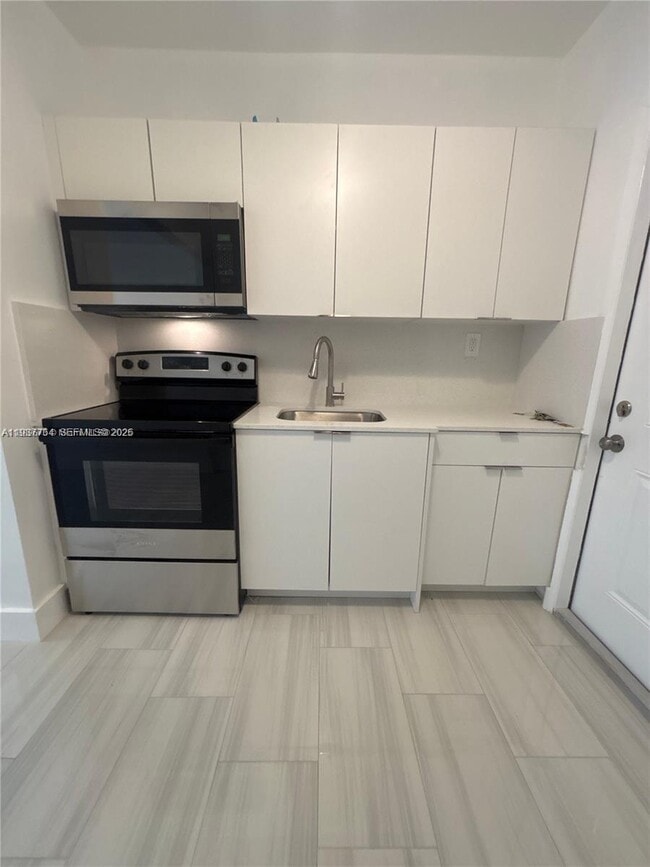 Building Photo - 671 SW 7th St Unit 6