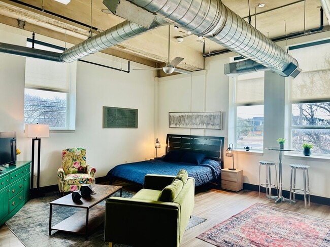 Building Photo - Studio Unit 306