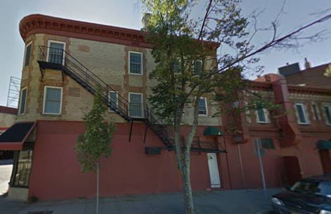 Building Photo - 4 Bishop Allen Dr Unit 2