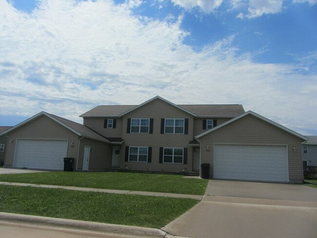 Building Photo - Beautiful 4 Bedroom, 4 Bath Townhome – Cedar Falls May 2025!