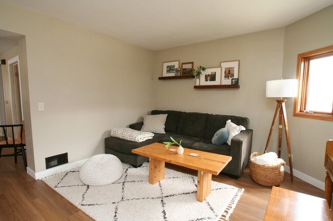 Photo - 418 W Holmes St