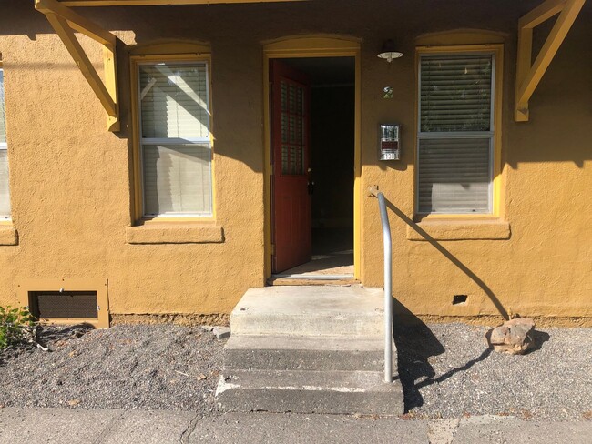 Building Photo - Historic Downtown Bend 1 Bed/1 Bath - NW Florida Ave Unit 2