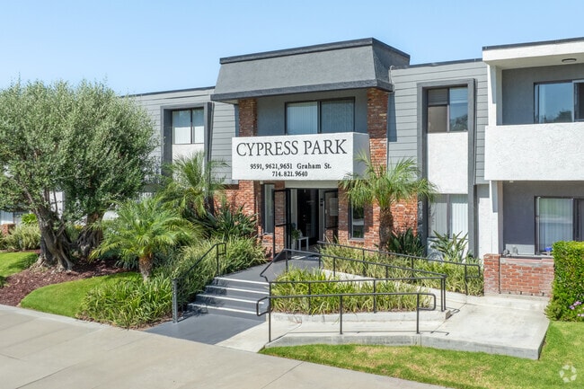 Entrada - Cypress Park Apartments