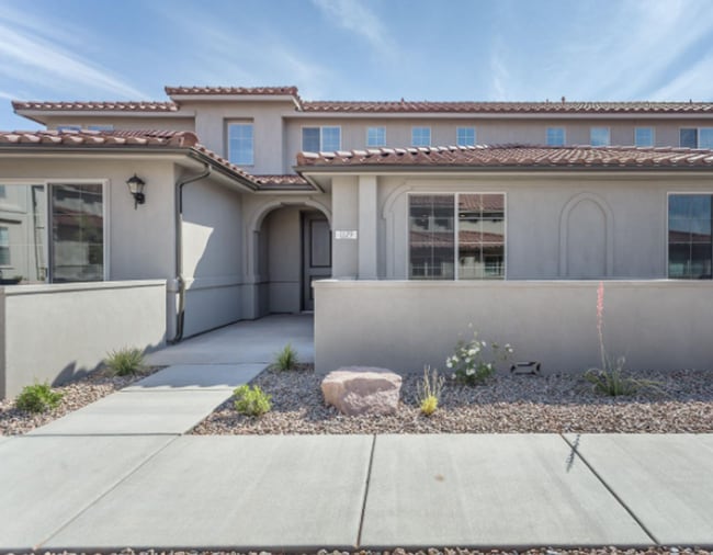 Building Photo - Ivory Town Home in Escondido Community!