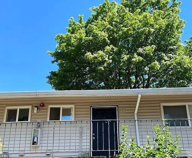 Building Photo - Bright, Updated 2BR Apartment in Prime SW Portland Location Unit 7