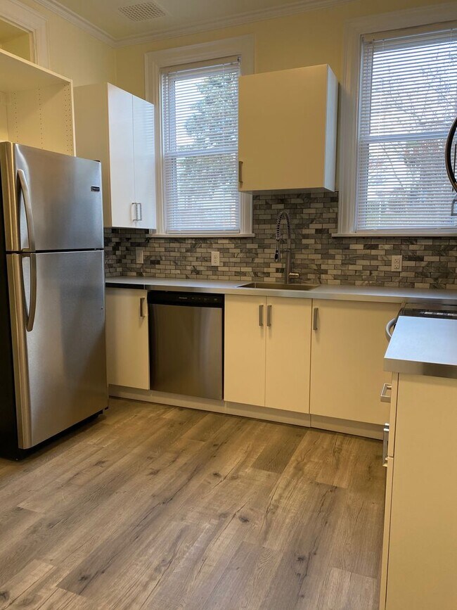 Building Photo - Updated 1 Bedroom Apartment now available! Unit Floor 1