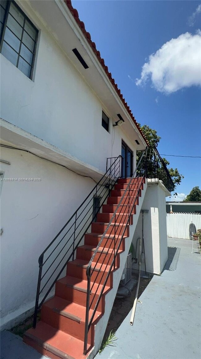 Photo - 961 E 9th St