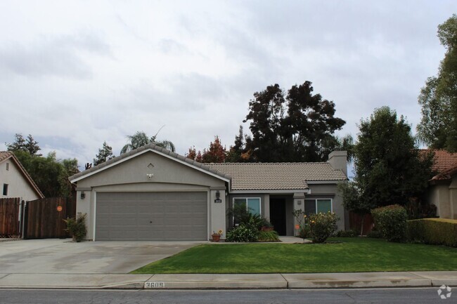 Building Photo - Riverlakes Home with Solar