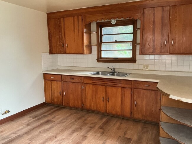Building Photo - 2 bedroom single family home with off stre...