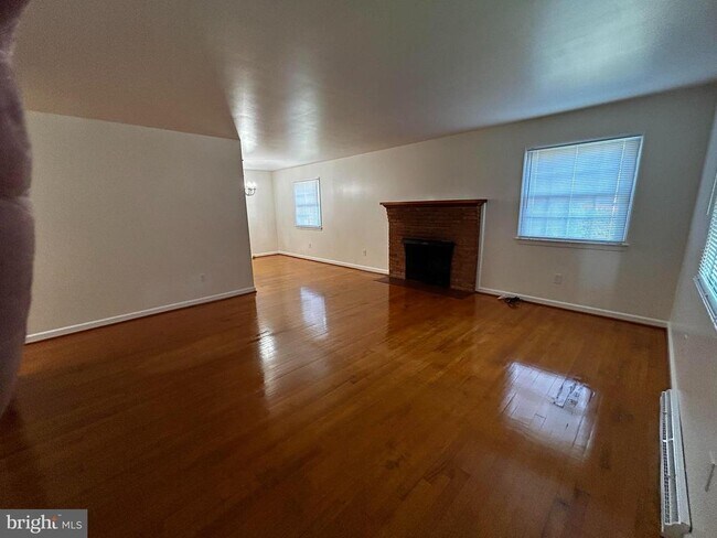 Photo - 525 Azalea St