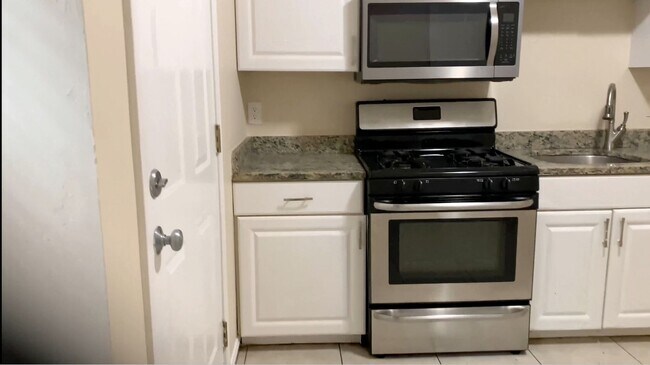 HOT SOUTH END LISTING!!!!!!! - HOT SOUTH END LISTING!!!!!!! Condo