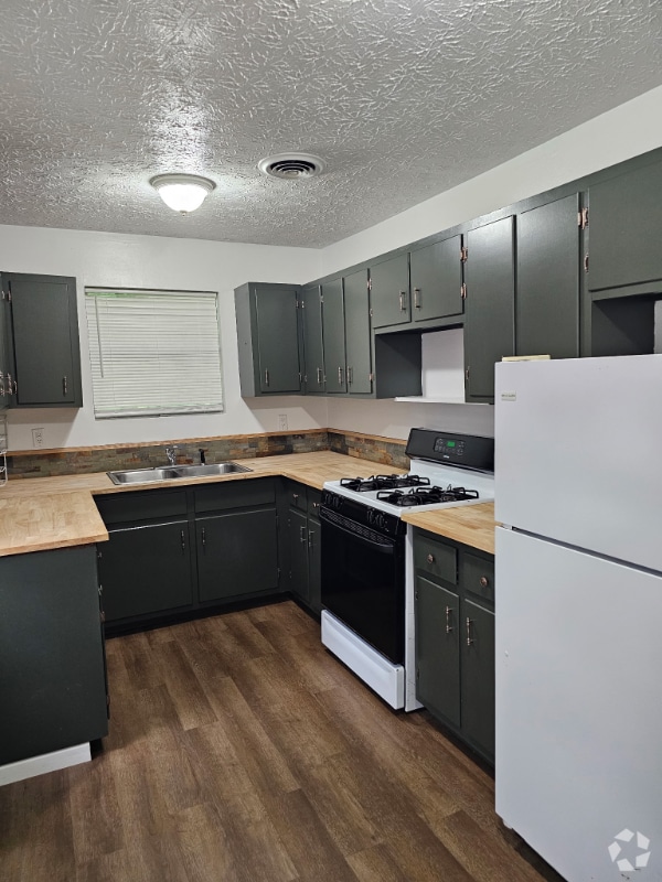 Building Photo - 165 Midway Dr Unit C Rental
