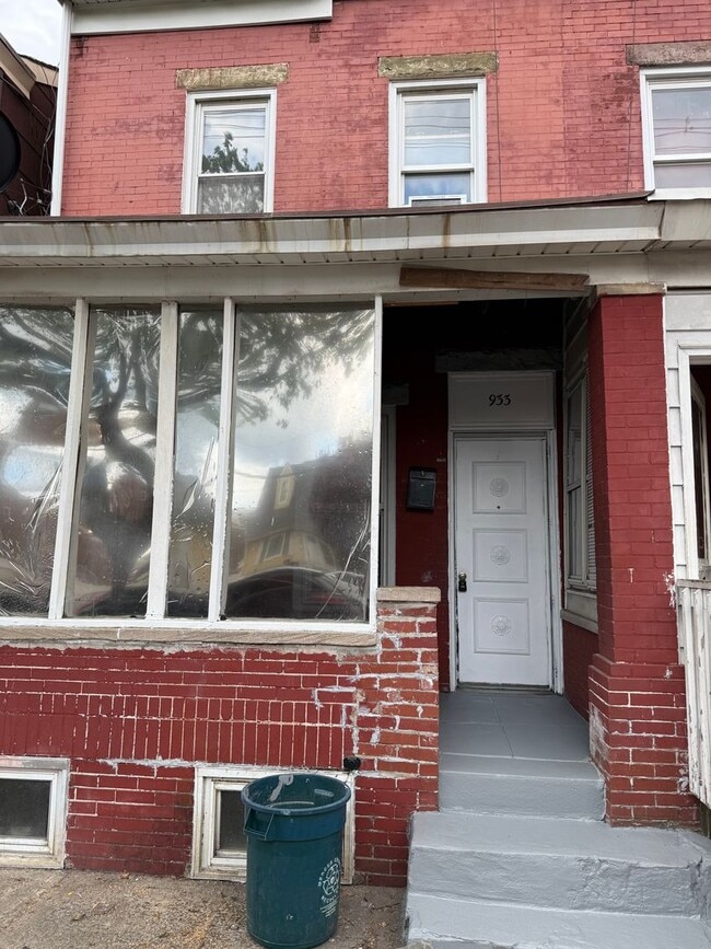 Photo - 933 Beatty St