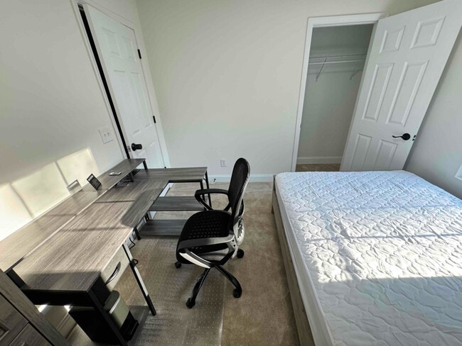 Photo - 2210 Pansy St NW