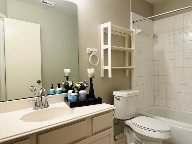 Photo - 1404 Helmsley Dr