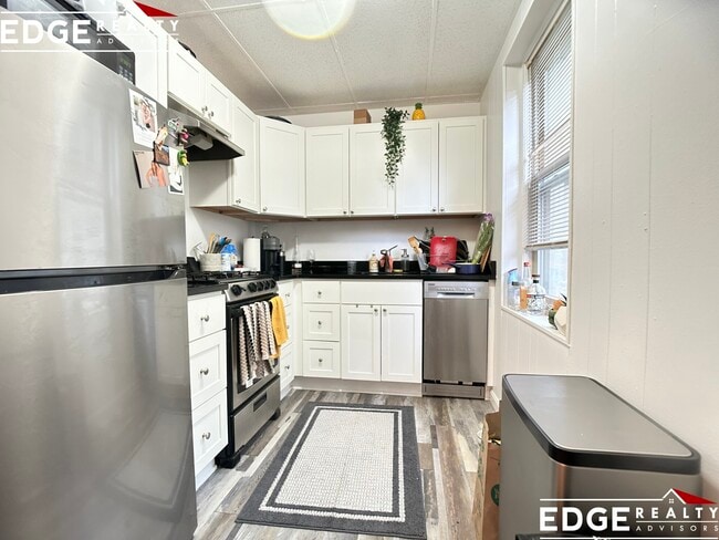 Building Photo - 264 Kelton St