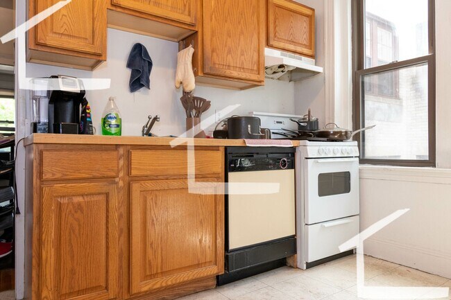 Photo - 9/1 Spacious 2BR w/heat inc, balcony on Br...