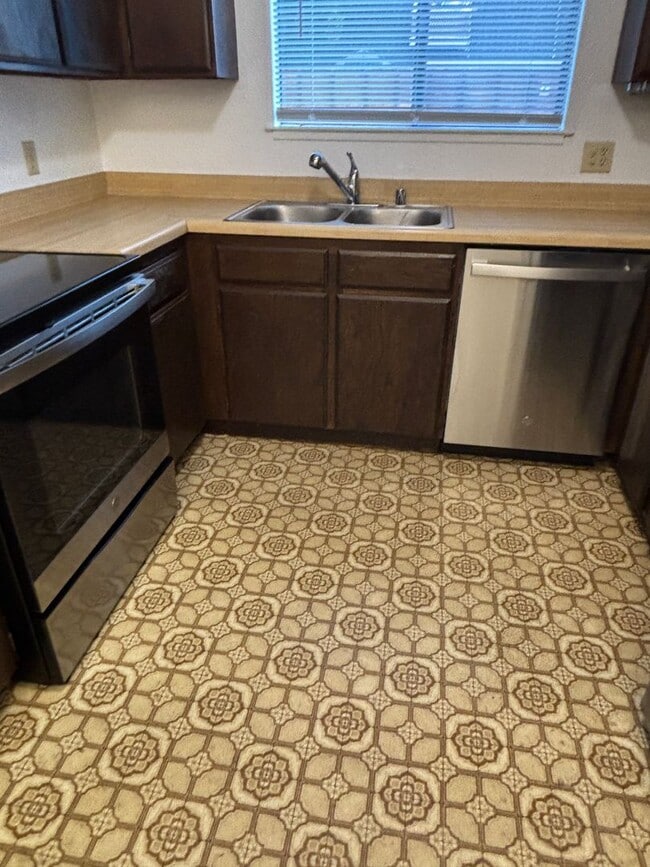 Building Photo - Oak Grove Apartment Available October 1st Unit A