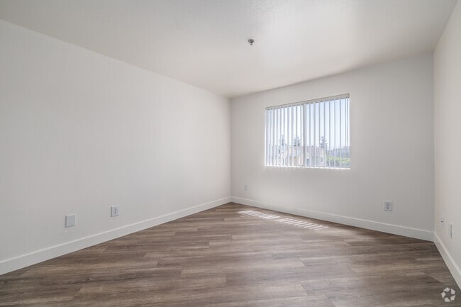 4BR, 2BA - 1,300SF - Bedroom