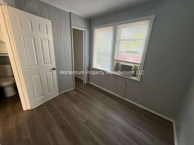 Photo - Updated 2/1 in St. Pete! AVAILABLE FOR IMMEDIATE MOVE IN!!