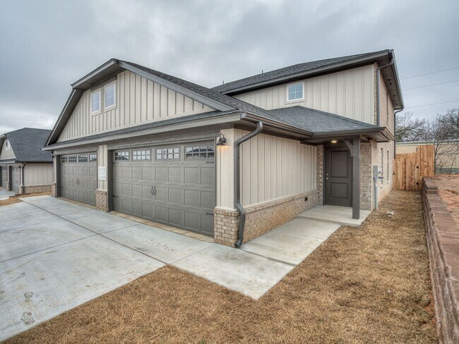 Building Photo - Beautiful 4 Bedroom 2 Bath Duplex in Oakda... Rental