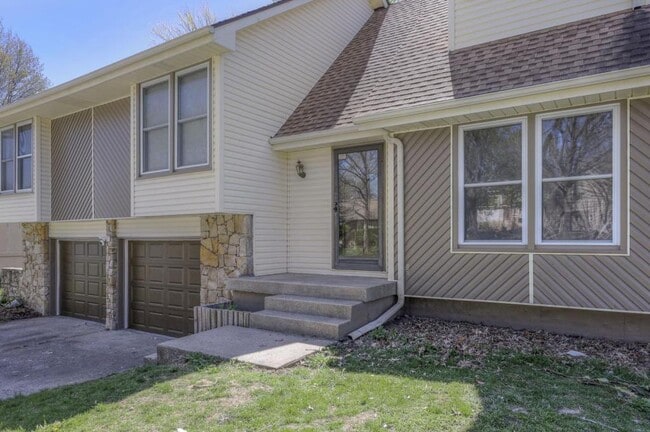 Photo - 1008 NW Roanoke Dr