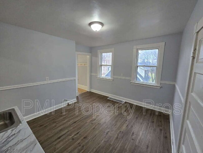 Photo - 3111 W Walnut St