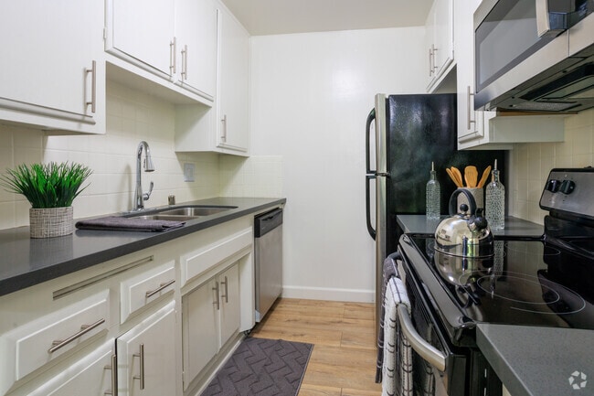 1BR, 1BA - 875SF